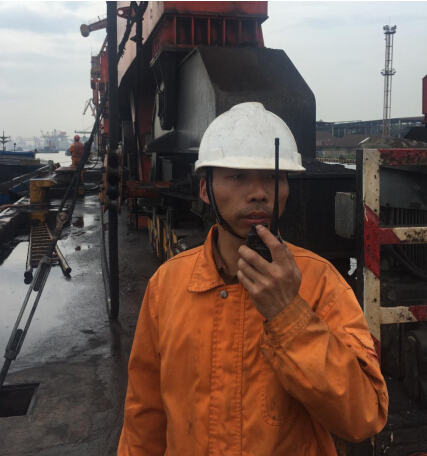 黃柏春，楊灣港務(wù)分公司裝卸工班副班長。他工作認(rèn)真、細(xì)致，有責(zé)任心。工作中，主動排除班中的各類安全隱患，避免事故的發(fā)生，實現(xiàn)班組安全生產(chǎn)無事故。  “決不把隱患交到下一班?！边@是黃柏春的一貫工作作風(fēng)。在4月中旬的一個夜班，在一條海輪卸貨作業(yè)結(jié)束后，由于裝卸的煤炭中有大量的煤矸石，料斗斗口被完全卡住，必須人工進(jìn)入料斗內(nèi)進(jìn)行清理，工人在料斗中作業(yè)十分危險，身為副班長的他主動擔(dān)負(fù)起料斗內(nèi)清理的任務(wù)。他叫來了兩位工友，與自己一起進(jìn)入料斗，在保證斗內(nèi)貨物不坍塌的情況下，用手一塊塊的挖出了卡在料斗口的煤矸石，一直干到上早班的工友來接班才將斗口完全疏通好，累得他直不起腰來。  班中，他時刻留意員工的操作行為，保證員工安全無事故。4月下旬的一個白班，他們班和外務(wù)工配合進(jìn)行圓鋼卸船作業(yè)，一名新進(jìn)的外務(wù)工在掛鉤結(jié)束后站到了艙壁的里側(cè)，貨物起吊時突然晃動起來，離新外務(wù)工3米遠(yuǎn)的黃柏春一看不對勁，立刻起身一個快步?jīng)_到他身后將他往后一拉，只聽“砰”一聲，圓鋼撞在了他旁邊的艙壁上，“好險啊，多虧你，不然就撞到我了?！蓖鈩?wù)工驚恐地說。 “你不能站在里側(cè)，很危險，工作時得處處小心?！秉S柏春拉著這位外務(wù)工的手臂厲聲地說。黃柏春就是這樣，班中時刻留意著每位員工的操作行為，守護(hù)著每位員工的生命安全，讓班組員工高高興興上班，安安全全回家。  “檢查一下勞保用品佩戴好沒有”。這是黃柏春每天上班時必說的一句話。一次，班里有位員工在江船清艙作業(yè)時救生衣未穿，黃柏春知道后狠狠地批評了他，對他說：“臨水作業(yè)不穿救生衣，就是對自己不負(fù)責(zé)，要是出了事，后悔也來不及?！? 擔(dān)任副班長一年多以來，黃柏春時刻把班組安全工作當(dāng)作頭等大事，是班組員工的安全守護(hù)人。他班前注重安全檢查，排除隱患，班中時刻留心員工操作行為，發(fā)現(xiàn)問題，及時處理，保證班組員工在安全環(huán)境下作業(yè)，避免了事故的發(fā)生，為班組員工撐起一把“安全傘”。